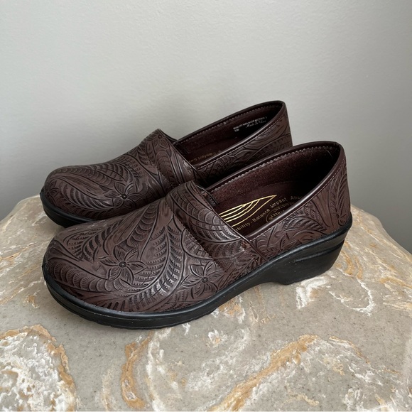 Easy Works Lyndee Women’s 9 Clog Brown Slip Resistant Work Shoe Floral Design - Picture 2 of 11